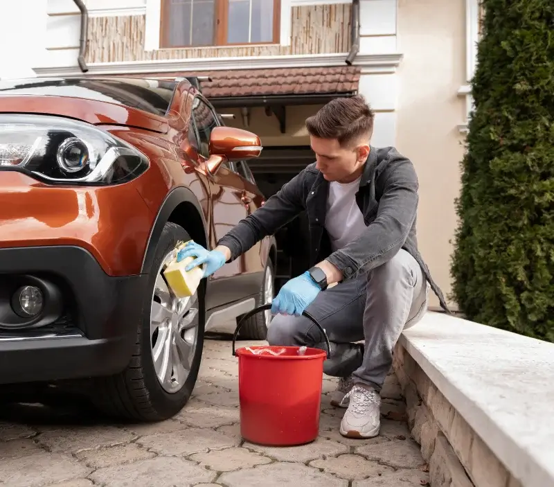 Lavage auto à domicile Aurons : professionnel intervenant sur un véhicule